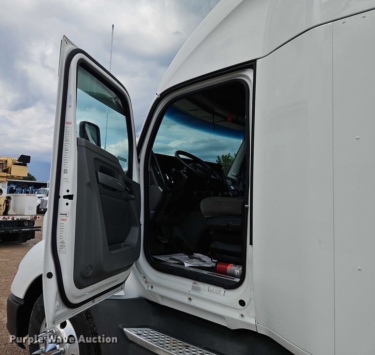 image for item EO4559 2017 Kenworth T680 semi truck