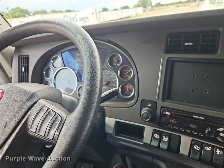 image for item EO4559 2017 Kenworth T680 semi truck