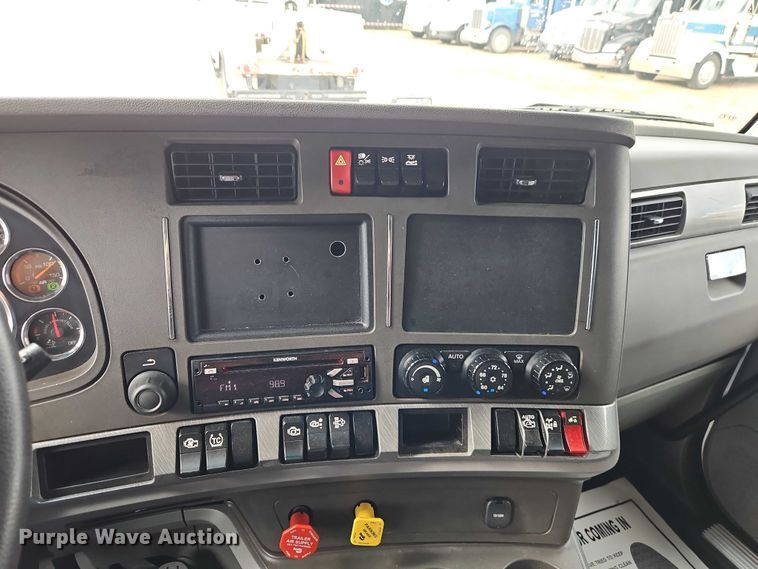 image for item EO4559 2017 Kenworth T680 semi truck