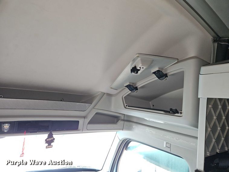 image for item EO4559 2017 Kenworth T680 semi truck