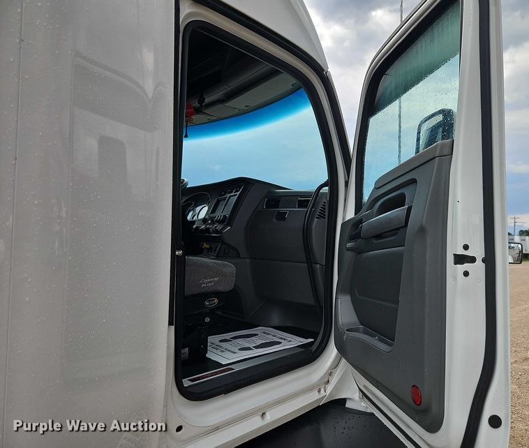 image for item EO4559 2017 Kenworth T680 semi truck