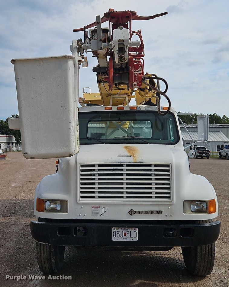 image for item EO4560 2001 International 4700 digger derrick truck