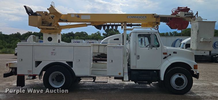 image for item EO4560 2001 International 4700 digger derrick truck