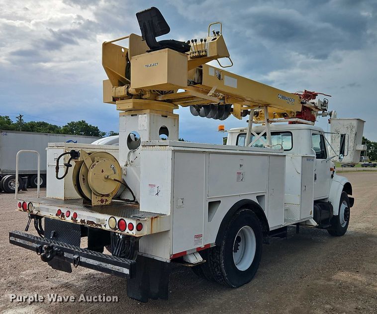 image for item EO4560 2001 International 4700 digger derrick truck