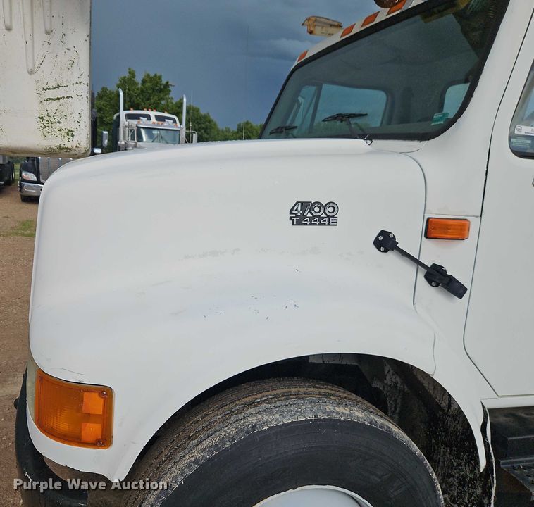 image for item EO4560 2001 International 4700 digger derrick truck