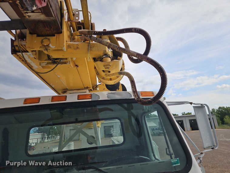 image for item EO4560 2001 International 4700 digger derrick truck