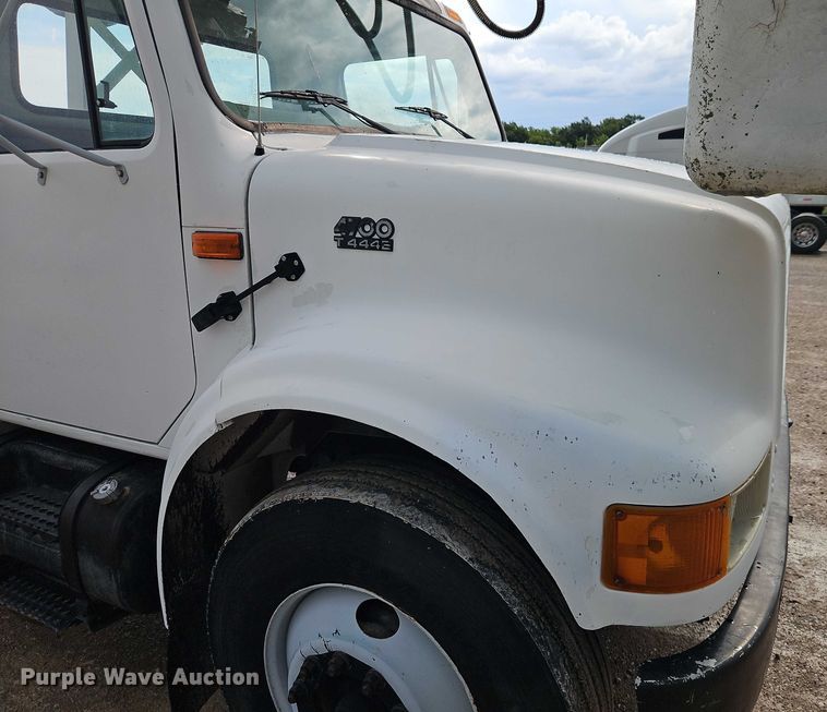 image for item EO4560 2001 International 4700 digger derrick truck