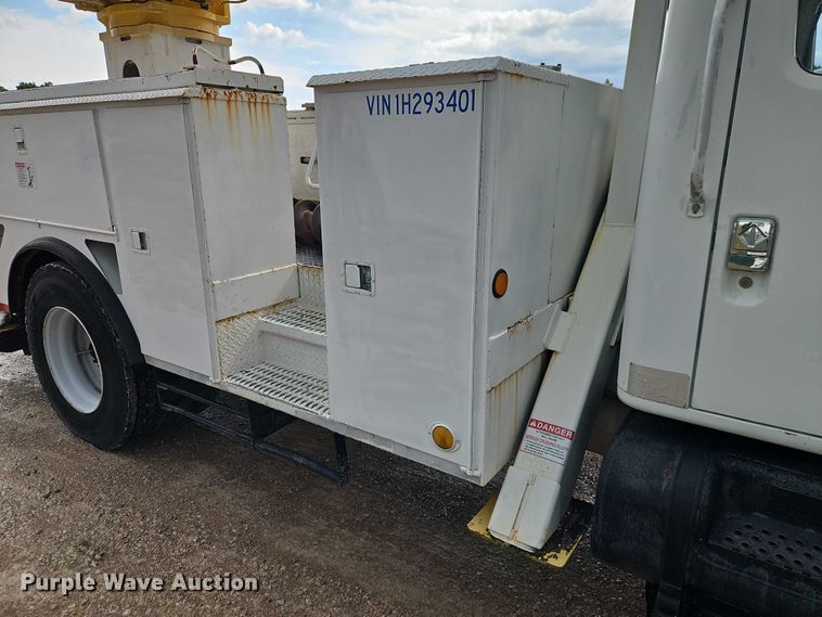 image for item EO4560 2001 International 4700 digger derrick truck