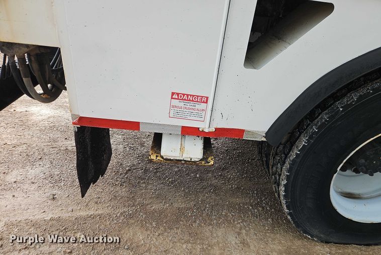 image for item EO4560 2001 International 4700 digger derrick truck