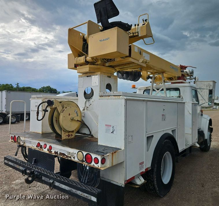 image for item EO4560 2001 International 4700 digger derrick truck