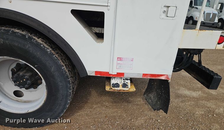 image for item EO4560 2001 International 4700 digger derrick truck