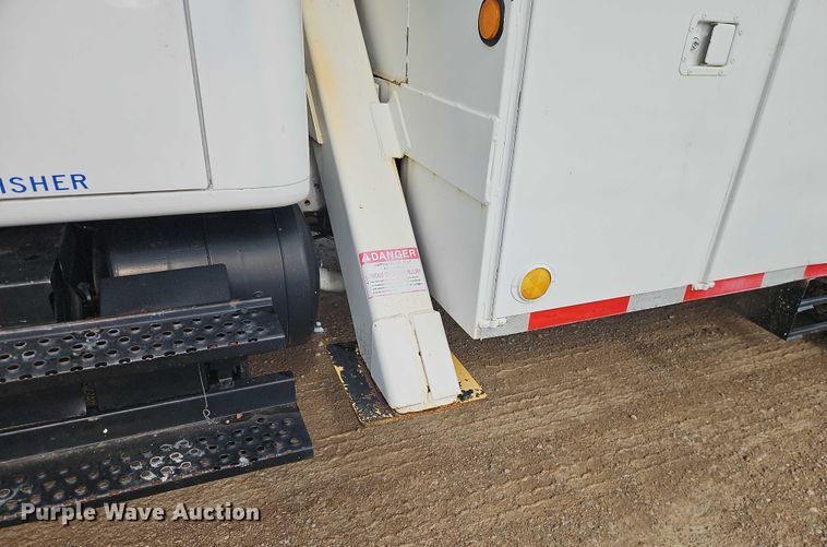 image for item EO4560 2001 International 4700 digger derrick truck