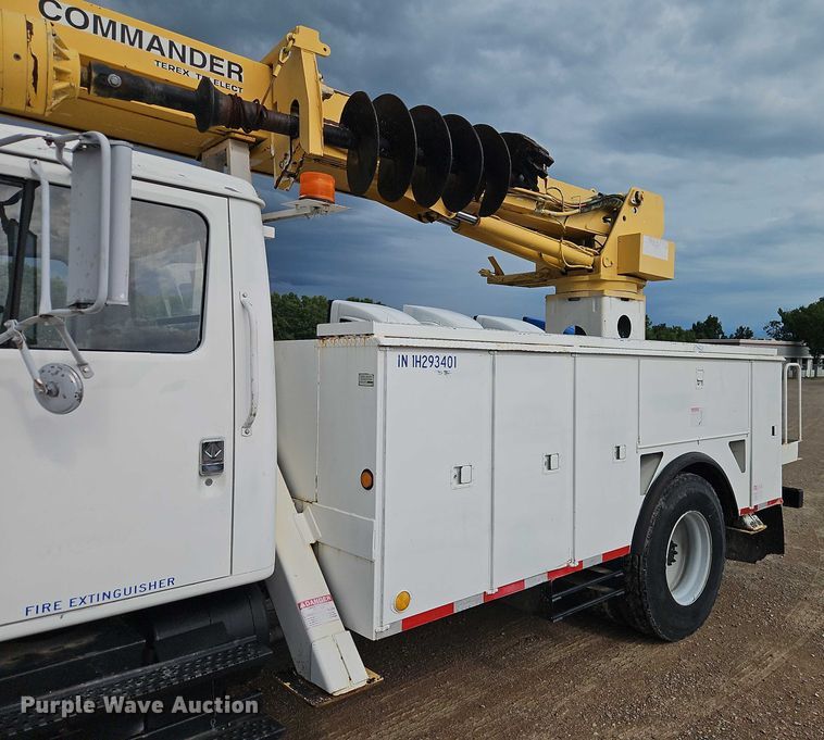 image for item EO4560 2001 International 4700 digger derrick truck