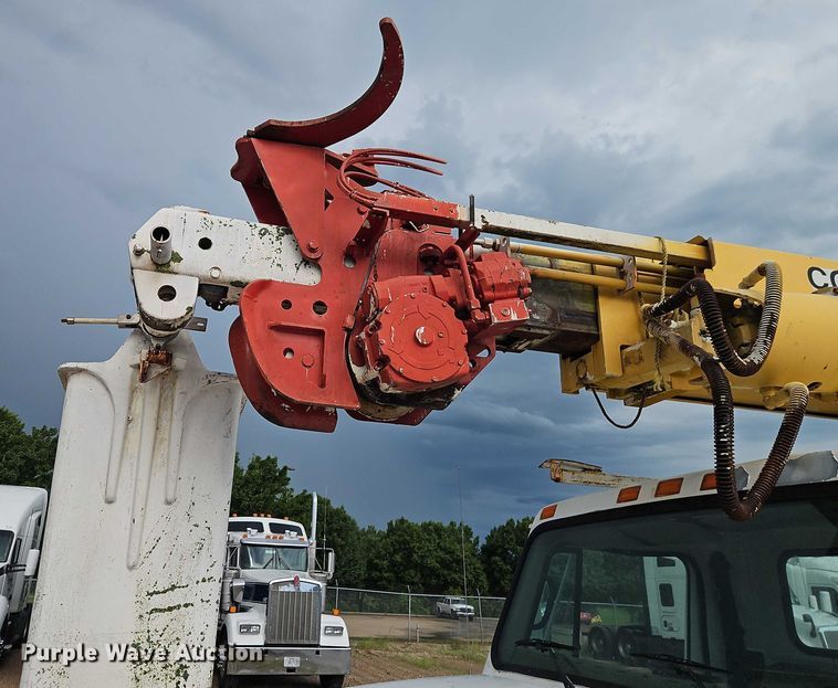 image for item EO4560 2001 International 4700 digger derrick truck