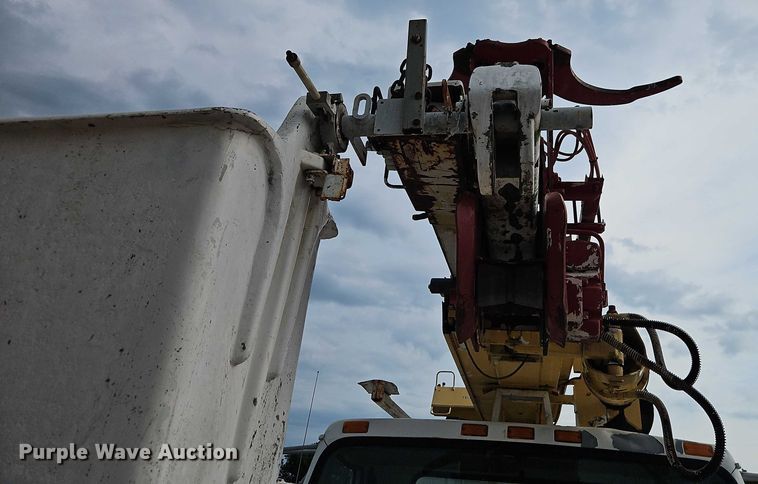 image for item EO4560 2001 International 4700 digger derrick truck