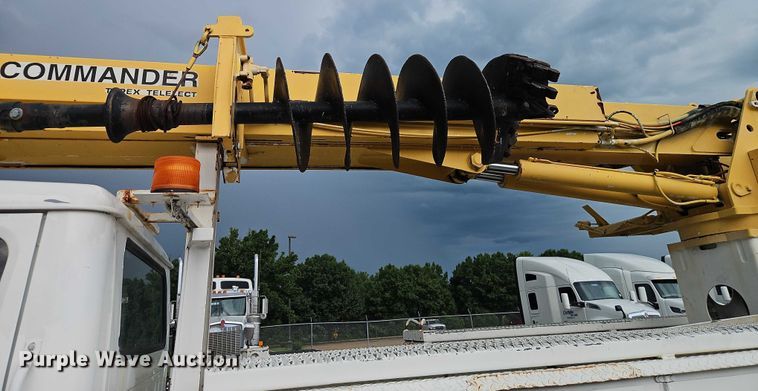 image for item EO4560 2001 International 4700 digger derrick truck