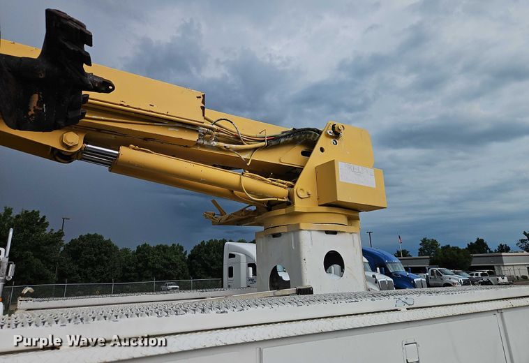 image for item EO4560 2001 International 4700 digger derrick truck