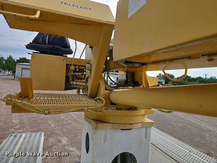 image for item EO4560 2001 International 4700 digger derrick truck