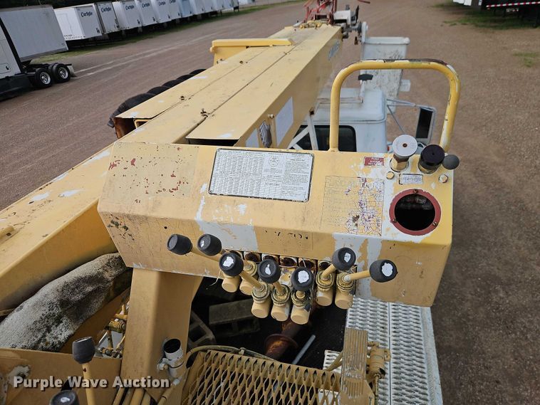 image for item EO4560 2001 International 4700 digger derrick truck