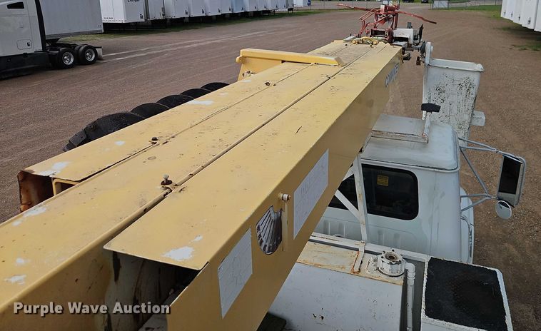 image for item EO4560 2001 International 4700 digger derrick truck