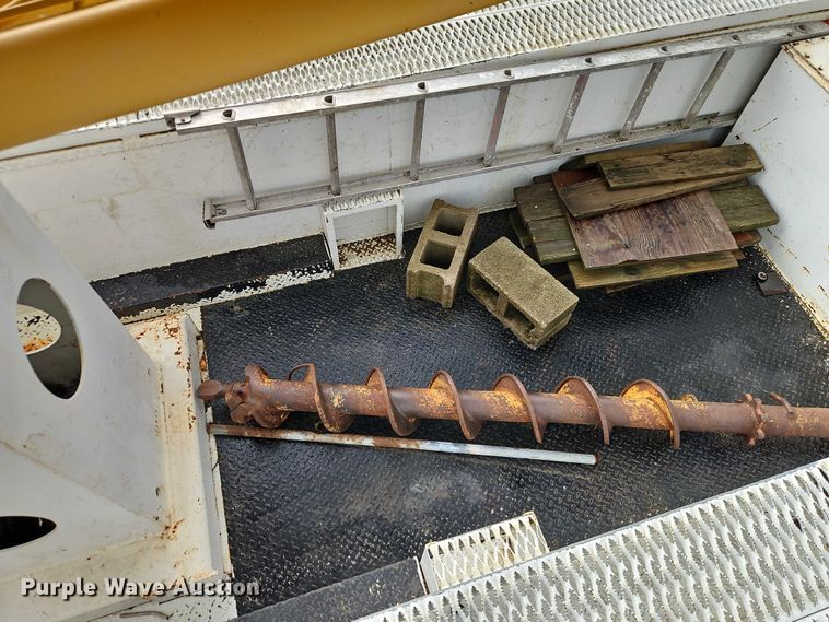 image for item EO4560 2001 International 4700 digger derrick truck