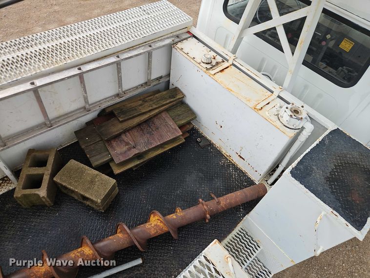 image for item EO4560 2001 International 4700 digger derrick truck