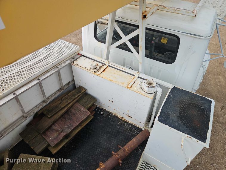 image for item EO4560 2001 International 4700 digger derrick truck