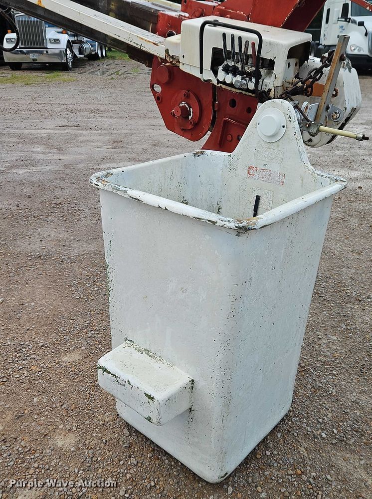 image for item EO4560 2001 International 4700 digger derrick truck