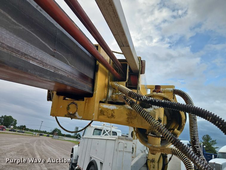 image for item EO4560 2001 International 4700 digger derrick truck