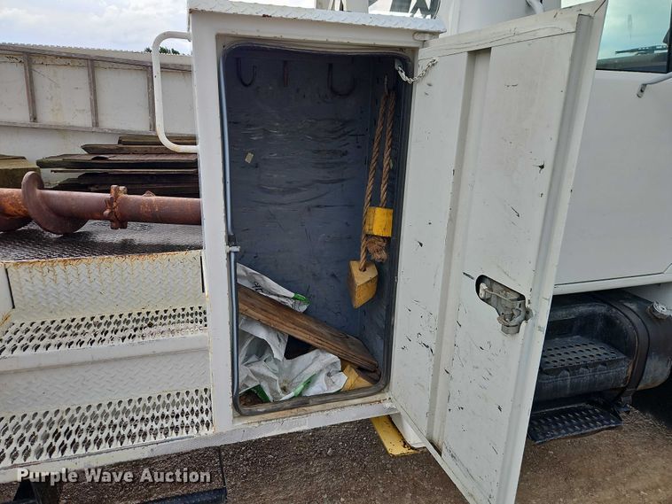 image for item EO4560 2001 International 4700 digger derrick truck