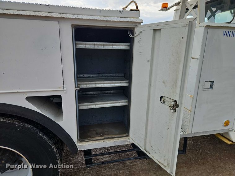 image for item EO4560 2001 International 4700 digger derrick truck