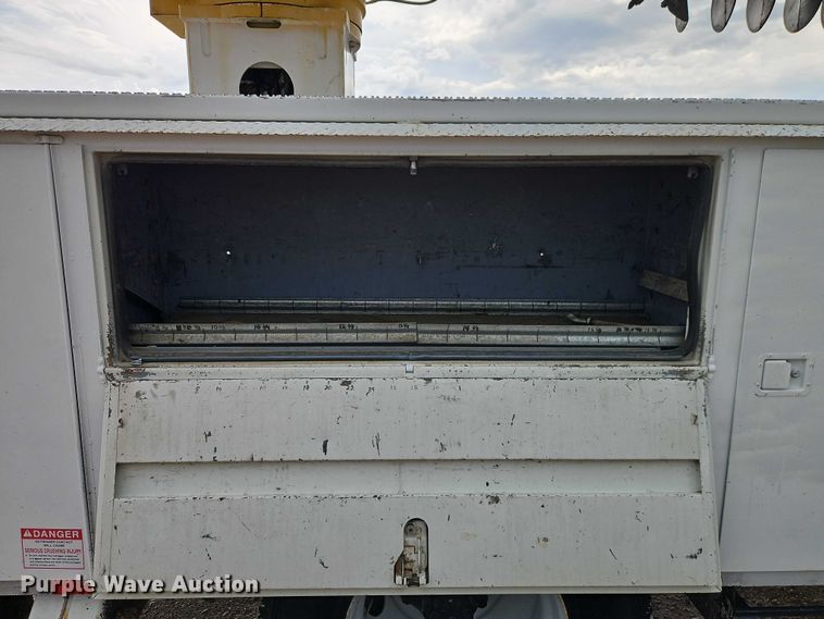 image for item EO4560 2001 International 4700 digger derrick truck