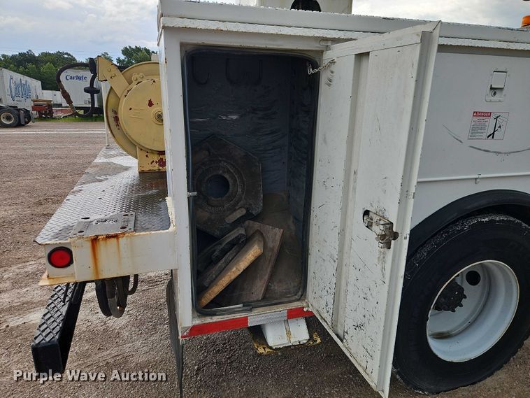 image for item EO4560 2001 International 4700 digger derrick truck