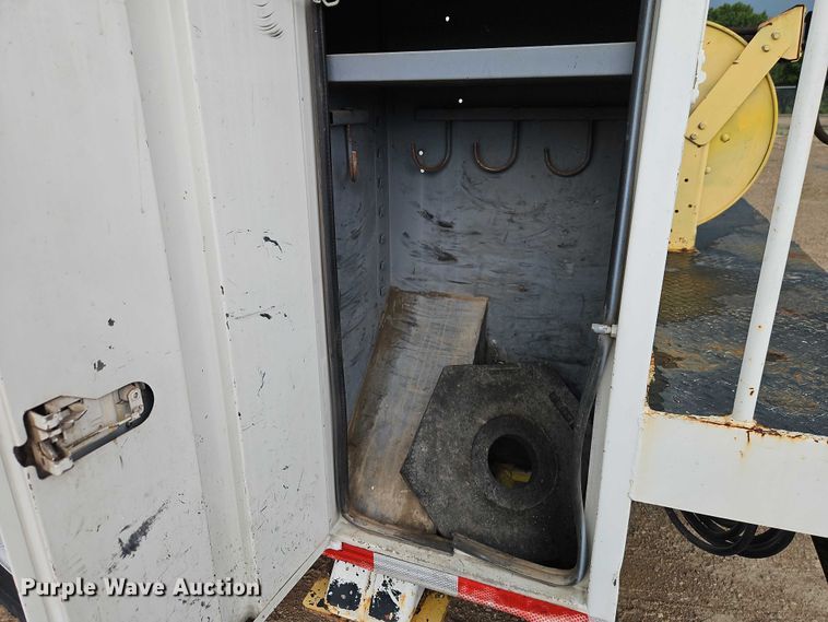 image for item EO4560 2001 International 4700 digger derrick truck