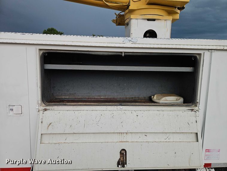 image for item EO4560 2001 International 4700 digger derrick truck