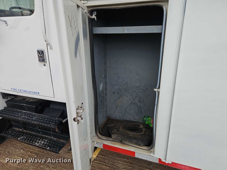 image for item EO4560 2001 International 4700 digger derrick truck