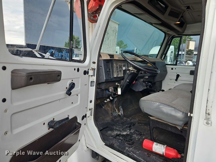 image for item EO4560 2001 International 4700 digger derrick truck