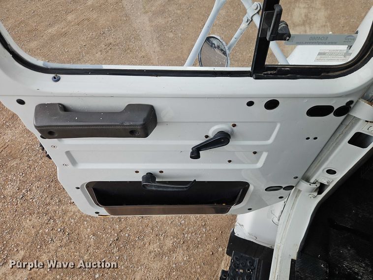 image for item EO4560 2001 International 4700 digger derrick truck