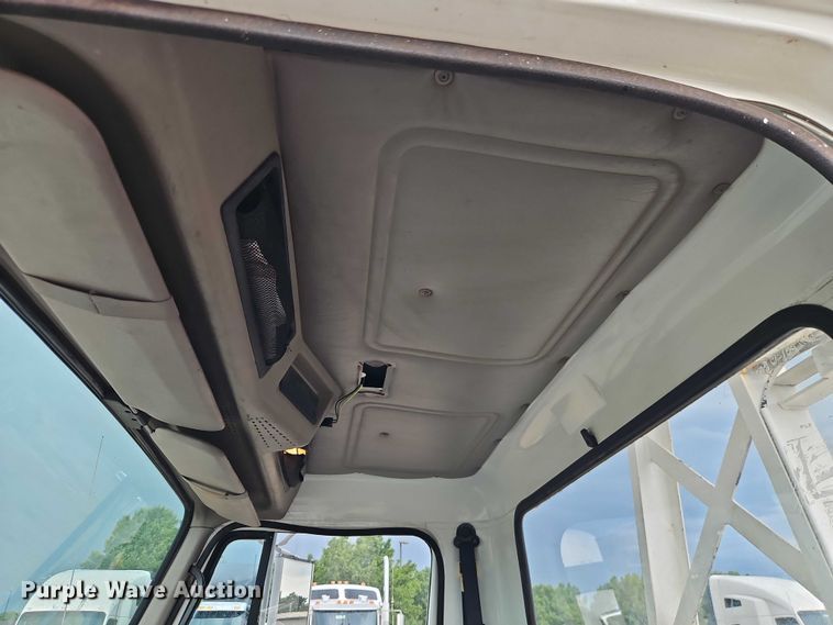 image for item EO4560 2001 International 4700 digger derrick truck