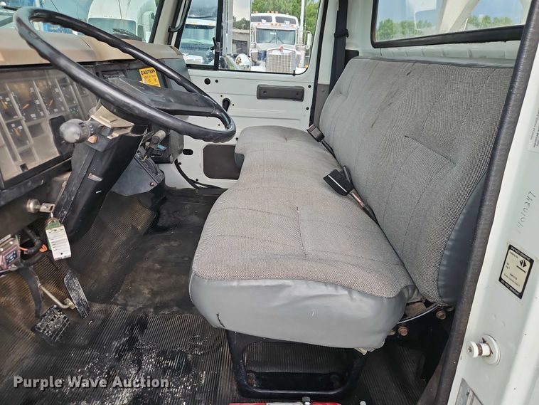 image for item EO4560 2001 International 4700 digger derrick truck