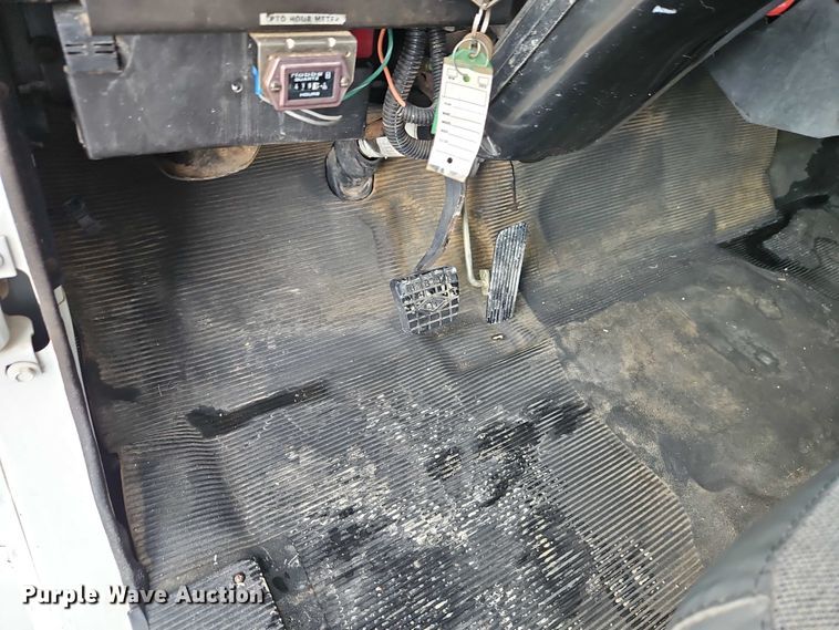 image for item EO4560 2001 International 4700 digger derrick truck