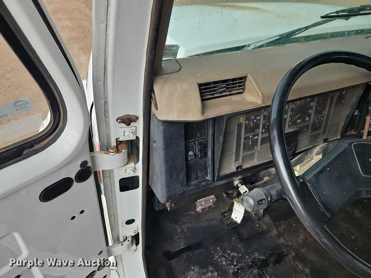 image for item EO4560 2001 International 4700 digger derrick truck