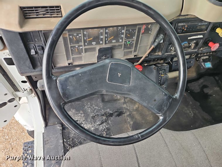 image for item EO4560 2001 International 4700 digger derrick truck