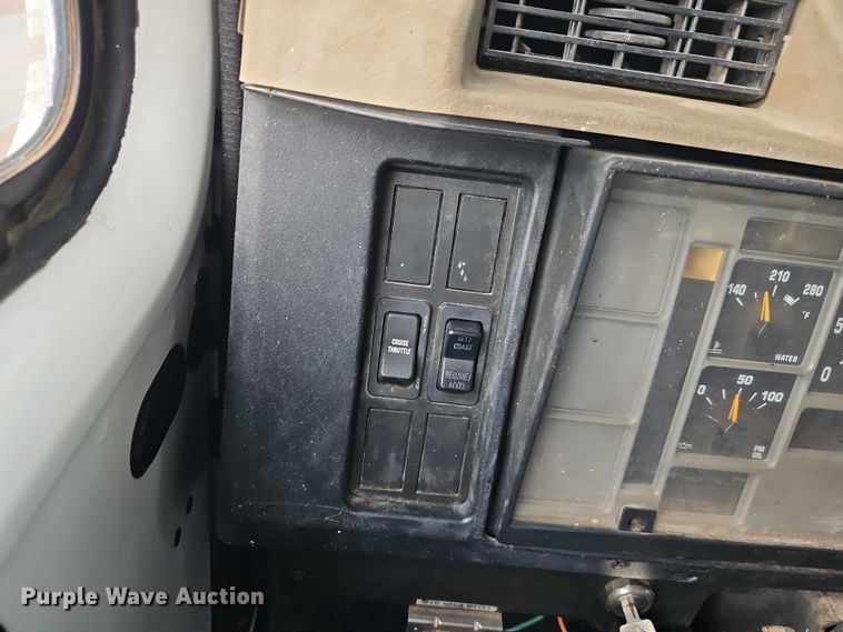 image for item EO4560 2001 International 4700 digger derrick truck