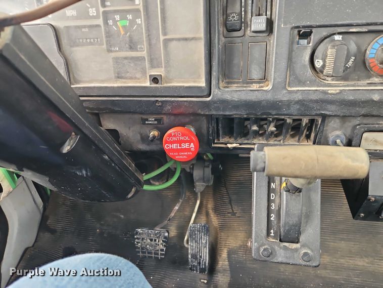 image for item EO4560 2001 International 4700 digger derrick truck