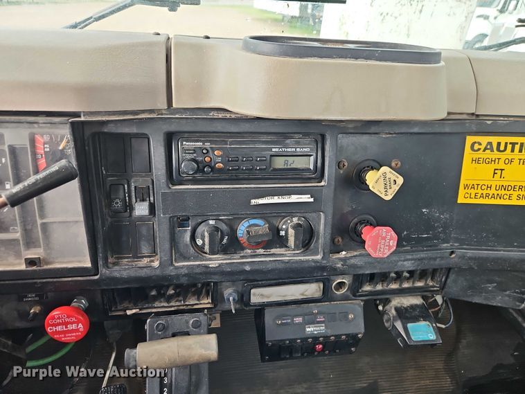 image for item EO4560 2001 International 4700 digger derrick truck