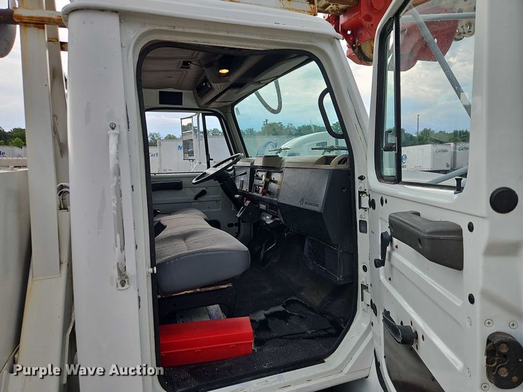 image for item EO4560 2001 International 4700 digger derrick truck