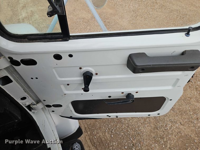 image for item EO4560 2001 International 4700 digger derrick truck