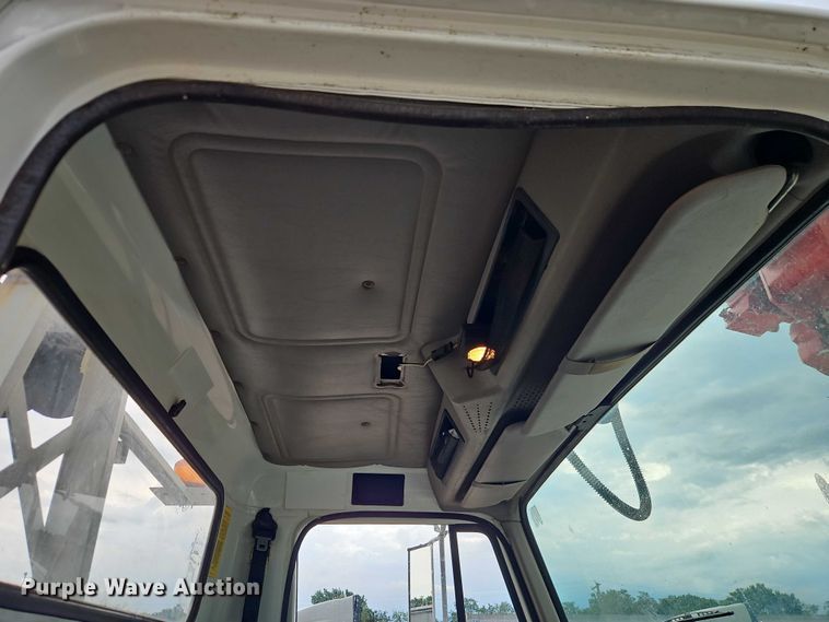 image for item EO4560 2001 International 4700 digger derrick truck