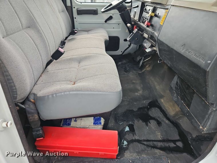 image for item EO4560 2001 International 4700 digger derrick truck